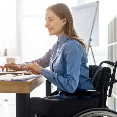 positive-adult-woman-working-office Freepik.com